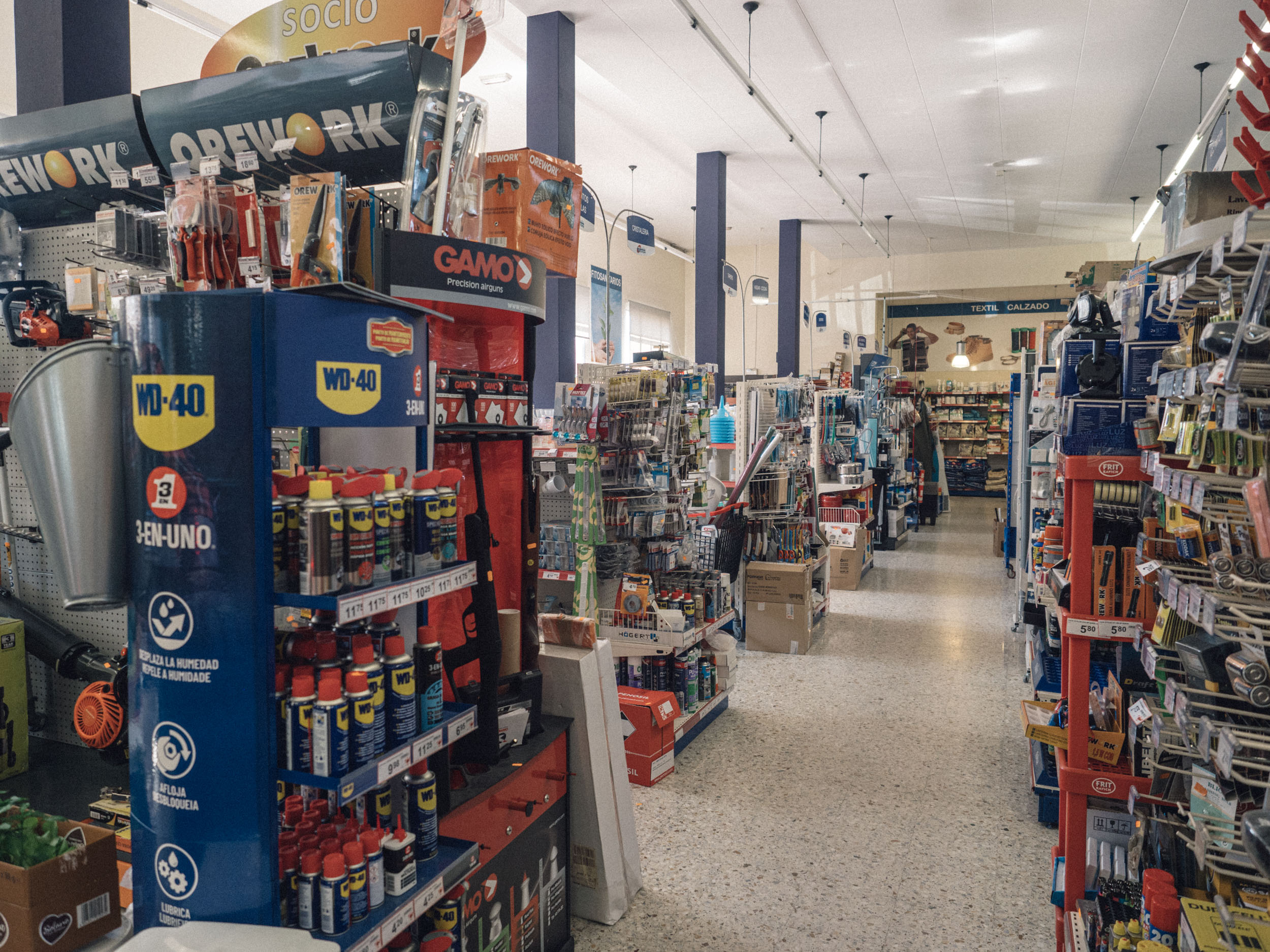 interior supermercado zona ferretería